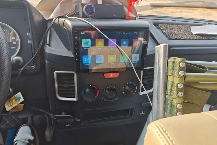 Used Iveco Daily 2020 2.5T A35 Passenger Van Single-Tire Mid-Roof Design 5-9 Seats with Sliding Side Door Meeting China V Emission Standards
