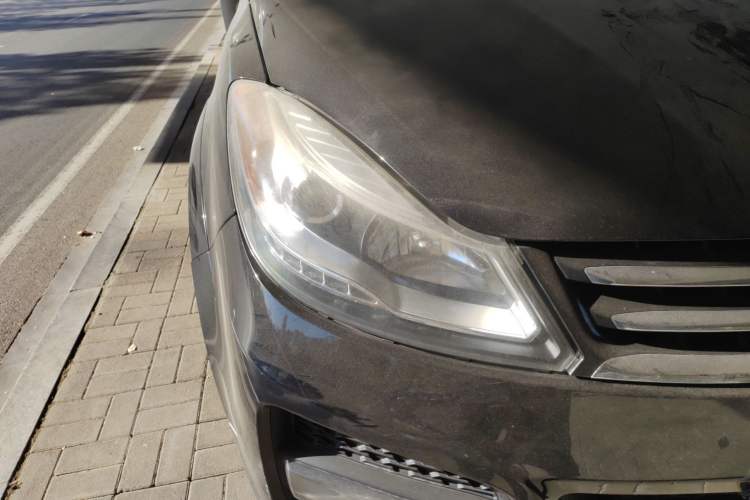 Used JMC Yusheng S350 2014 2.4T Automatic 2WD Diesel Luxury Version with Sunroof 5 Seats
