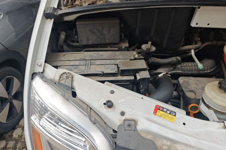 Used SAIC MAXUS Xintu V80 2021 2.0T Manual Classic City Delivery King Short Wheelbase Mid-Roof Design 3 Seats
