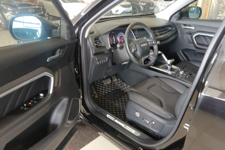 Used Haval H6 2017 Red Label 2.0T Automatic Two-Wheel Drive ZhiShang Model
