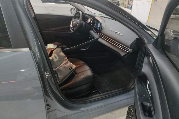 Used Hyundai Elantra 2022 1.5L CVT LUX Prestige Edition
