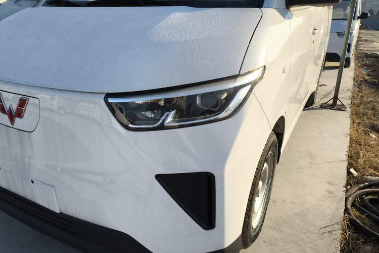 Used Wuling Yangguang 2024 300KM Comfort Version Passenger Van 75kW
