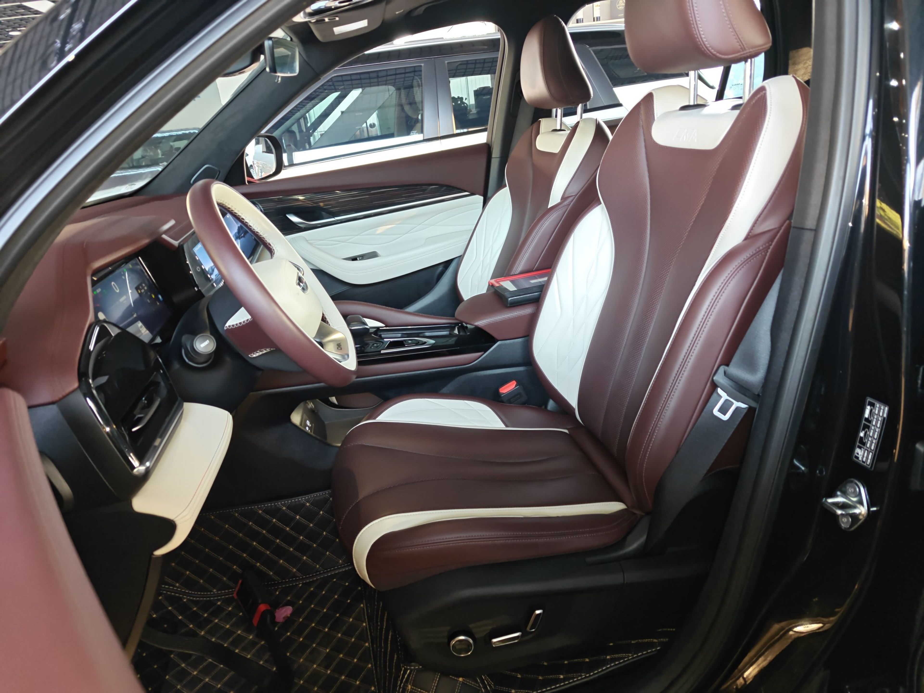 المقاعد الأمامية داخل السيارة