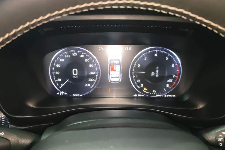 Used Volvo XC40 2019 T5 4x4 Sport Sunset Crystal White