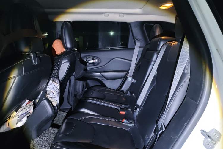 Used  Cherokee 2014 2.4L Luxury Edition
