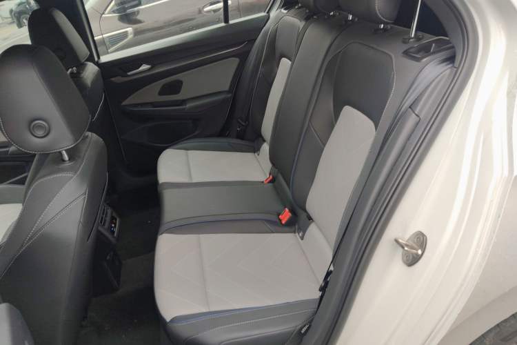 Used Volkswagen Golf 2025 300TSI R-Line
