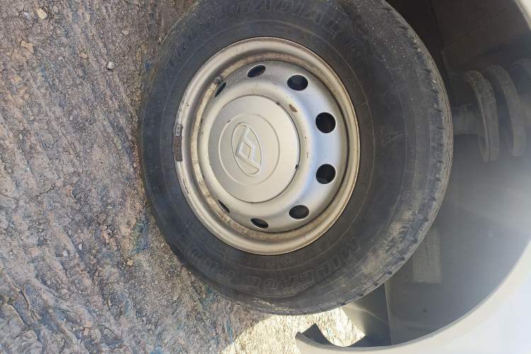 Used SAIC MAXUS Xintu V80 2023 2.0T AMT Classic City Distribution King Short Wheelbase Mid-Roof 3-Seater
