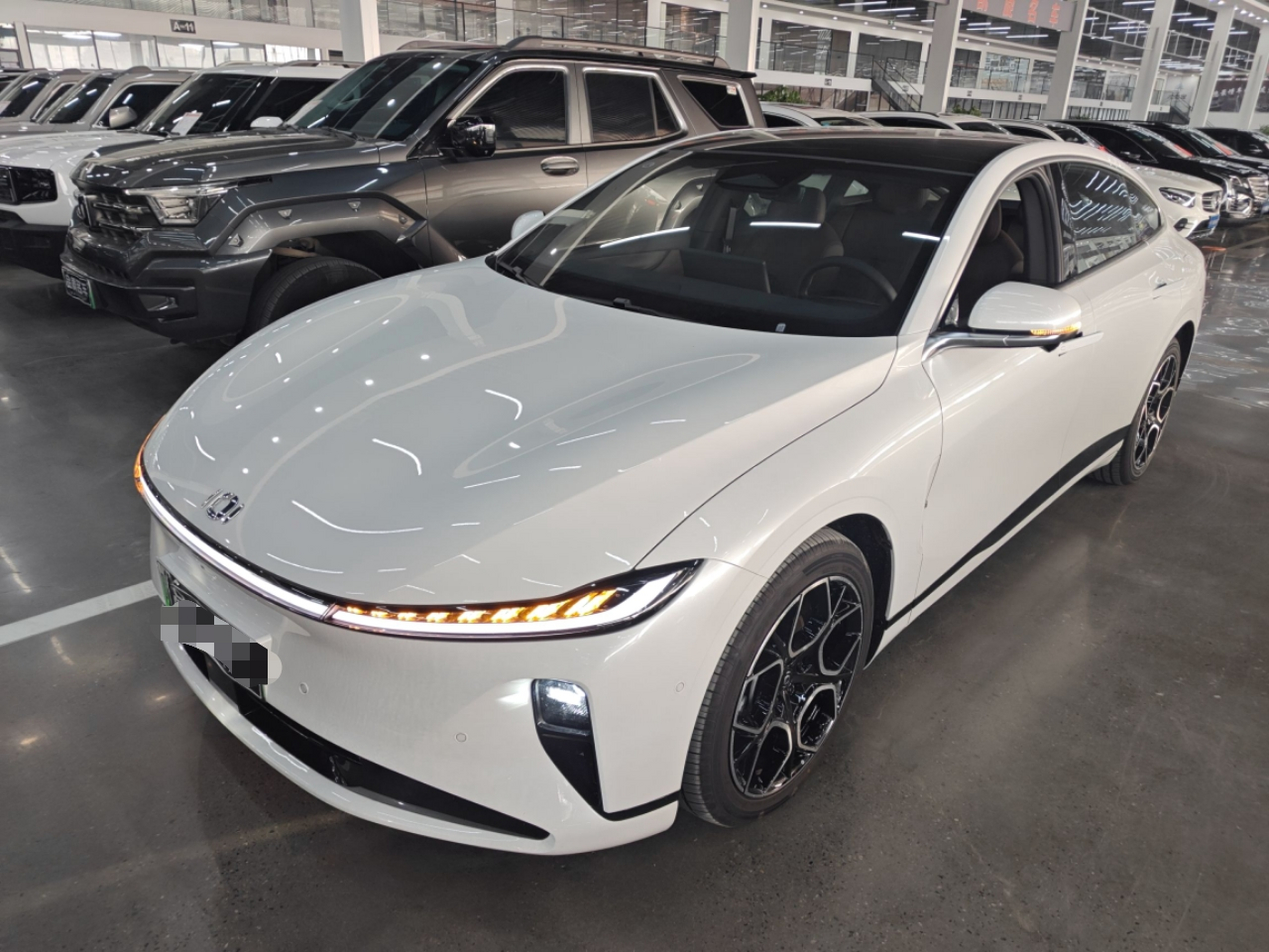 تحت مقدمة السيارة