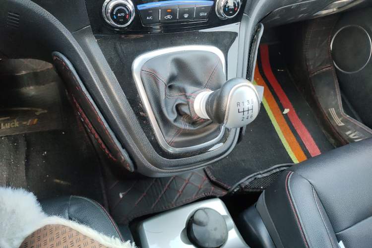 Used Haval H6 2015 Upgraded Model 1.5T Manual Two-Wheel Drive Elite Version
