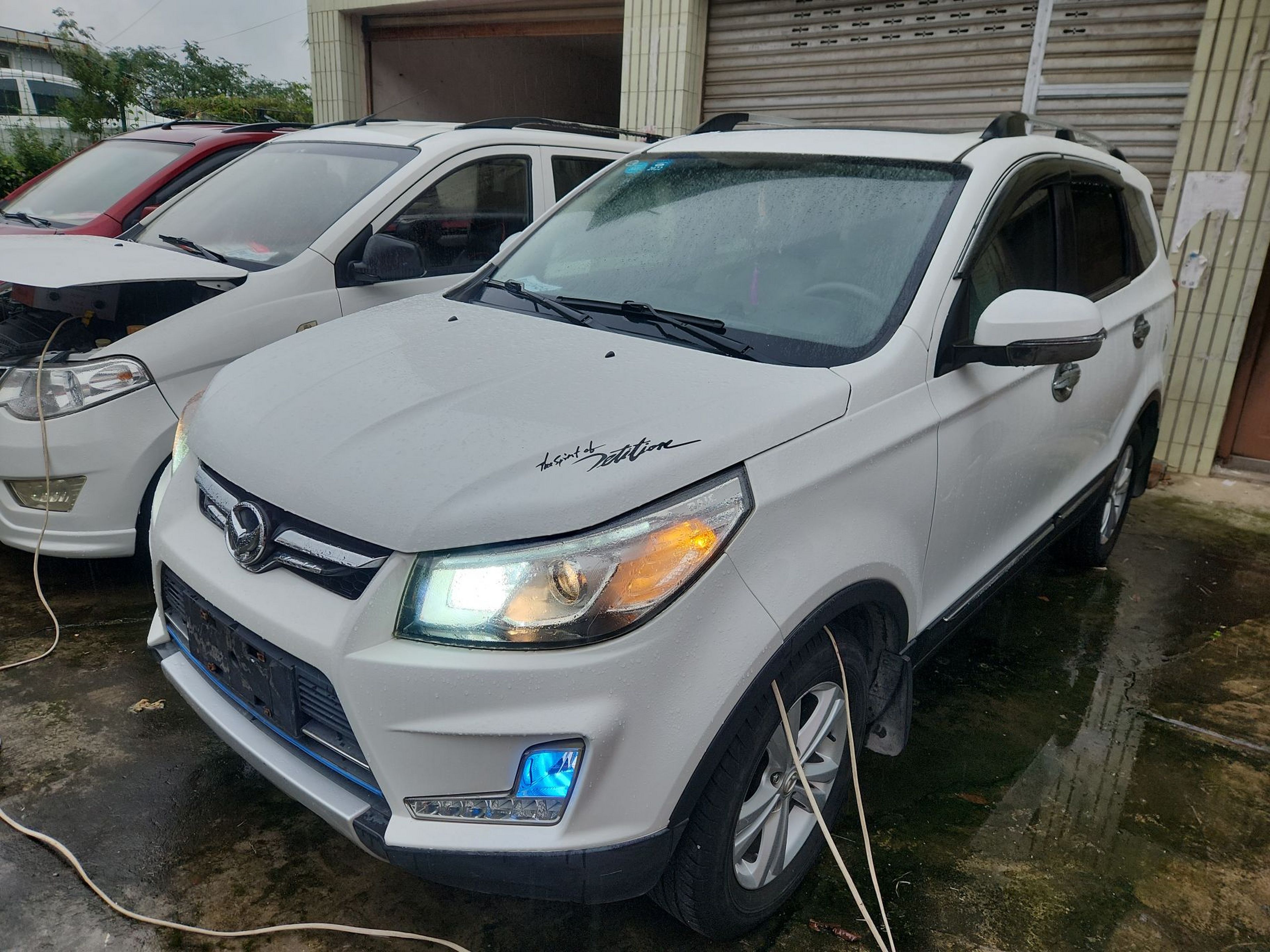 Под передней частью автомобиля