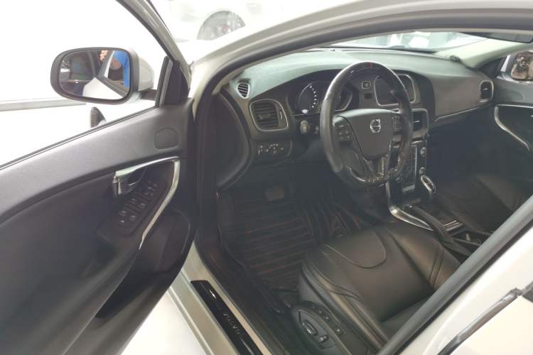 Used Volvo V40 2017 T3 Zhiyi Edition
