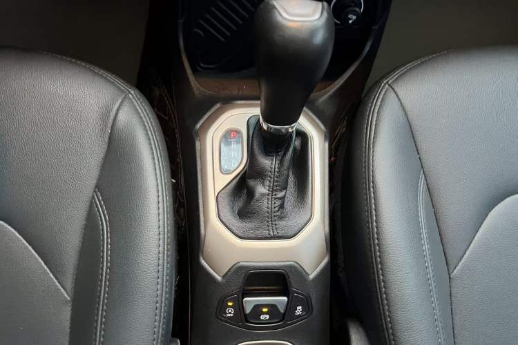 Used  Renegade 2018 Connected Large Screen Version 180T Automatic High-Energy Edition
