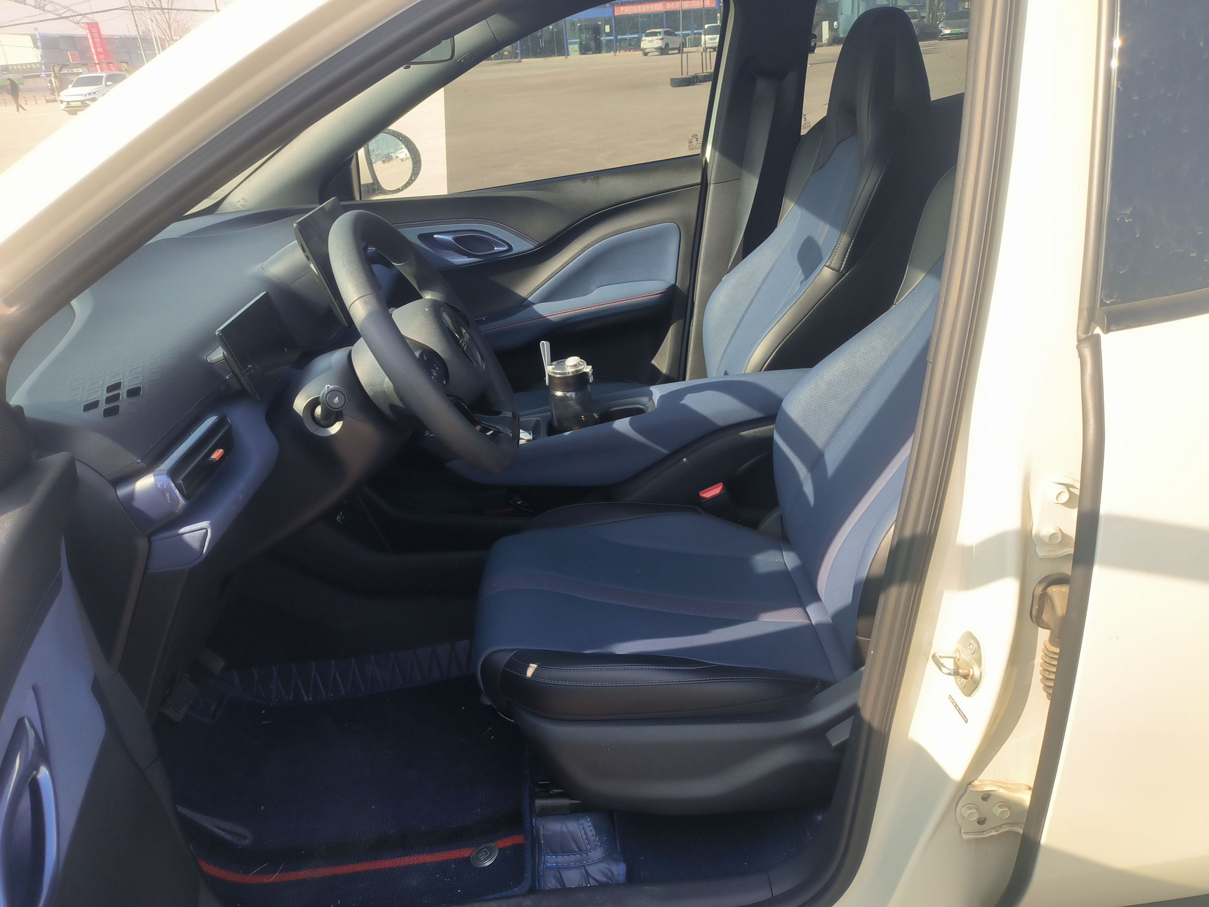 المقاعد الأمامية داخل السيارة