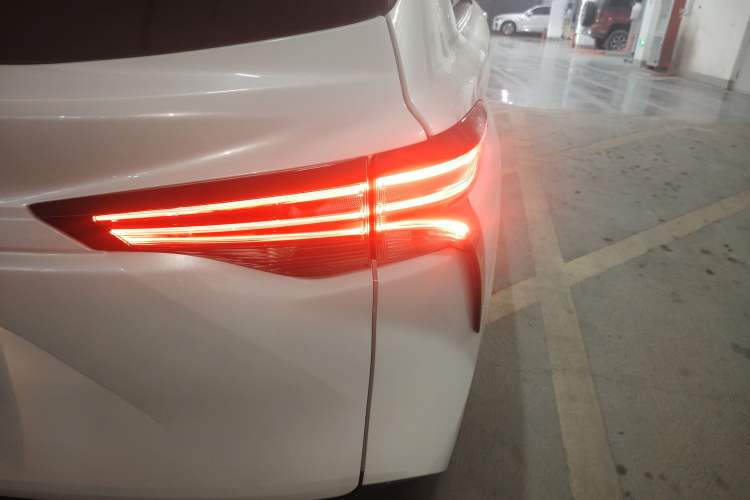 Used Toyota Sienna 2021 2.5L Hybrid Platinum Edition
