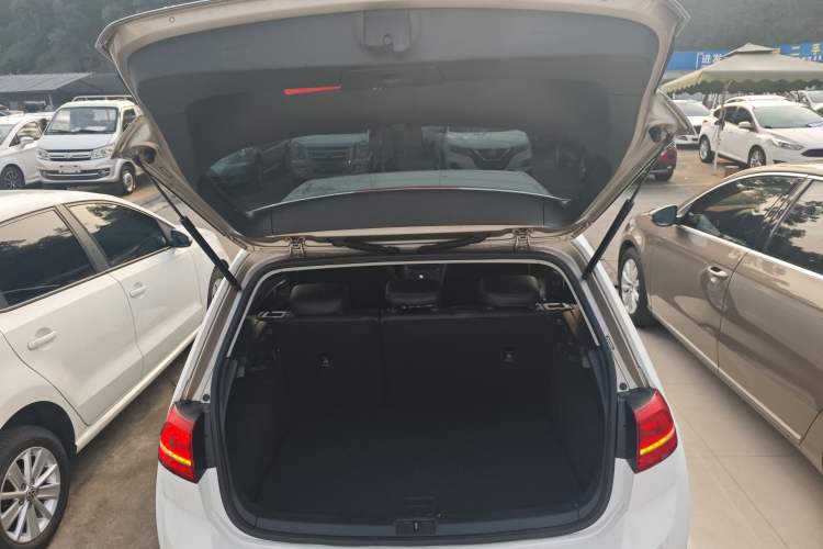 Used Volkswagen Golf 2016 1.6L Automatic Fashion Model