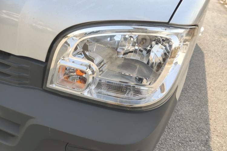 Used Wuling Zhiguang Small Truck 2023 1.5L Double-Cab LAR