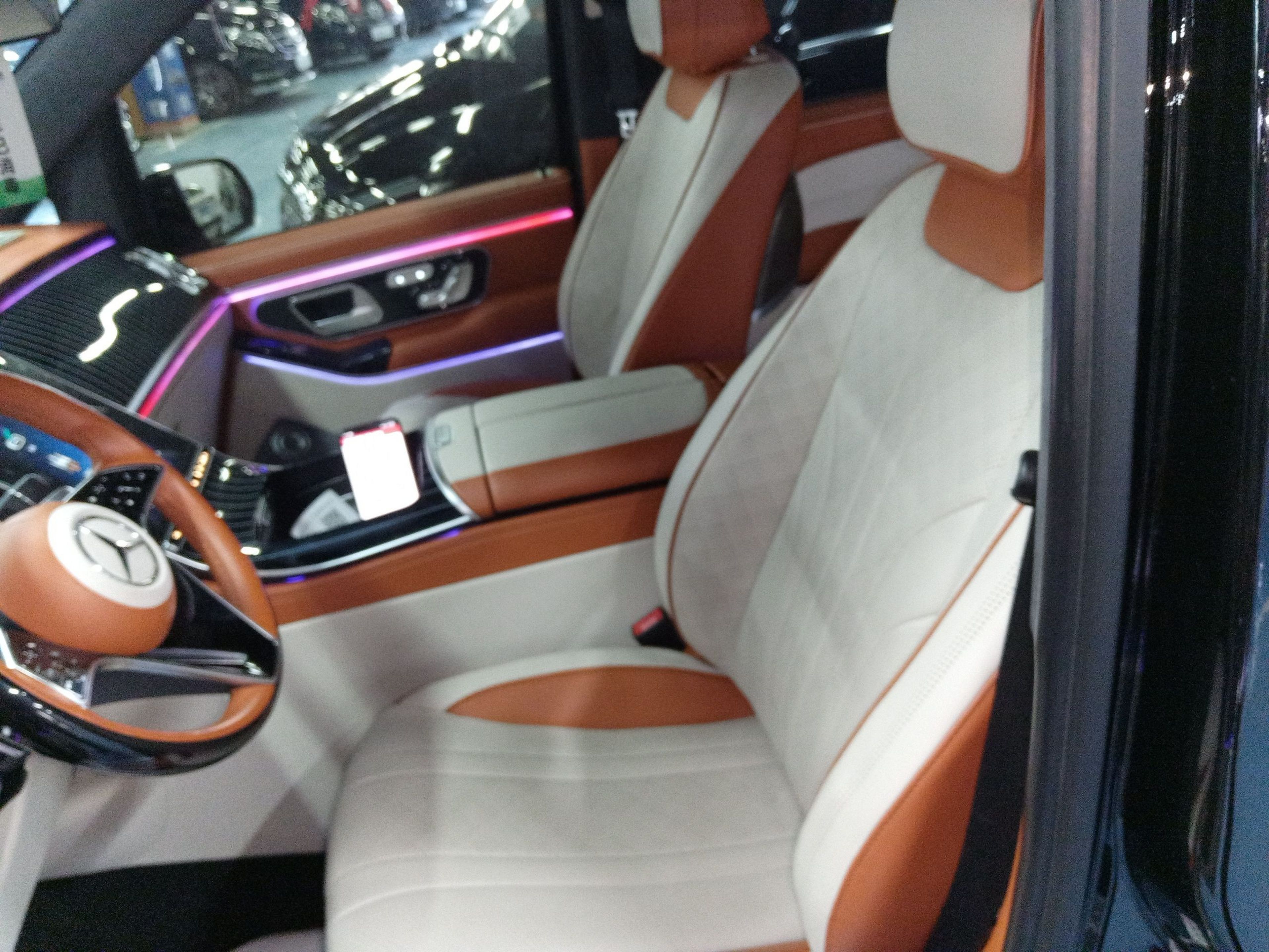 المقاعد الأمامية داخل السيارة