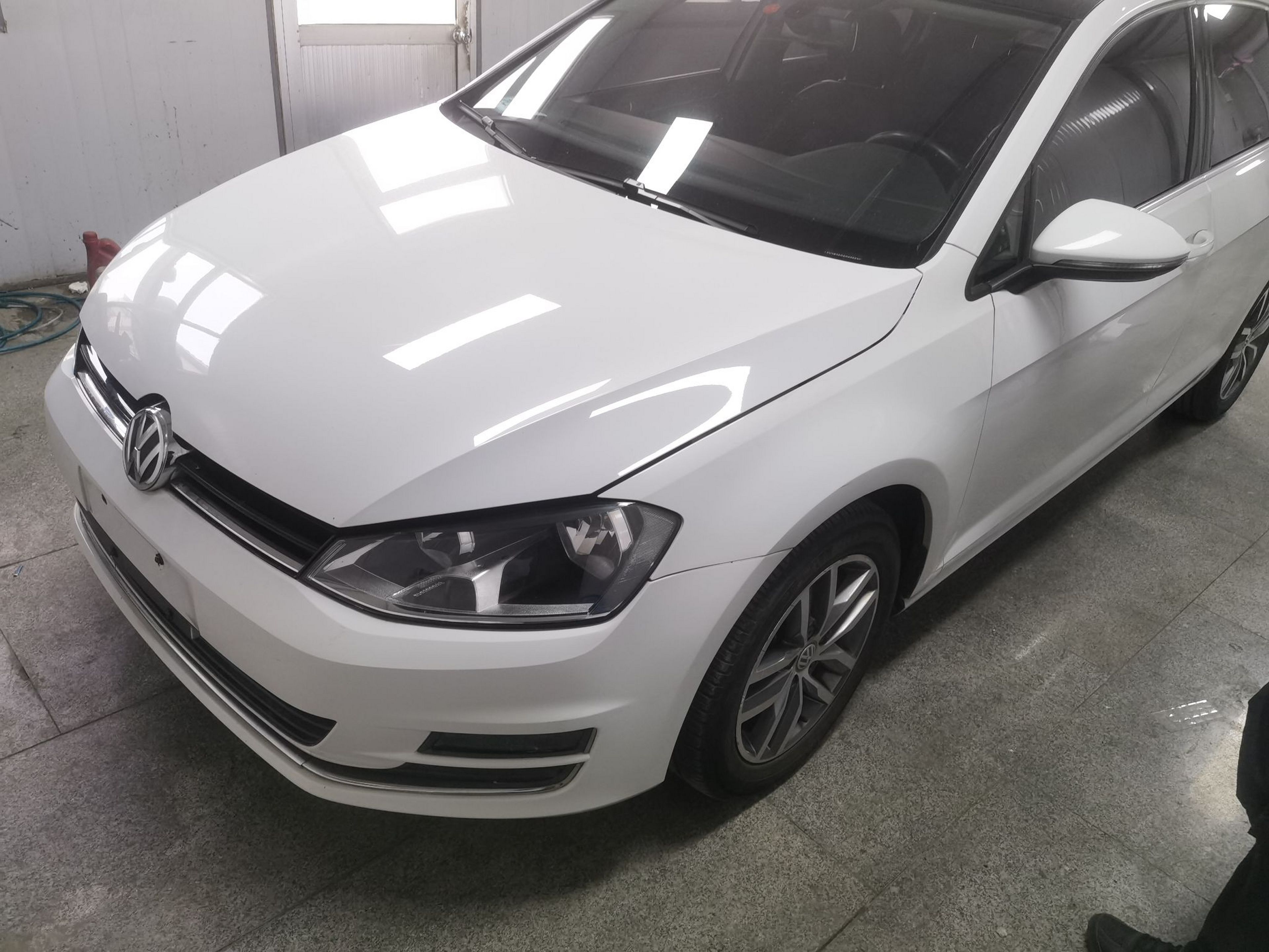 تحت مقدمة السيارة