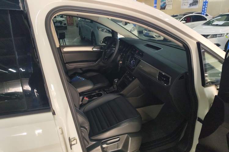 Used Volkswagen Touran 2018 Volkswagen Touran L 280TSI DSG Comfort Edition 7 Seats China VI Standard
