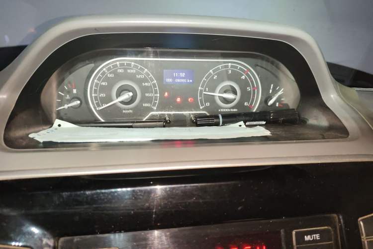 Used SAIC MAXUS Xintu V80 2019 2.5T Classic Edition 6-Speed Manual – Aoyuntong Modified Version Short Wheelbase Mid-Height Roof 5/6 Seats