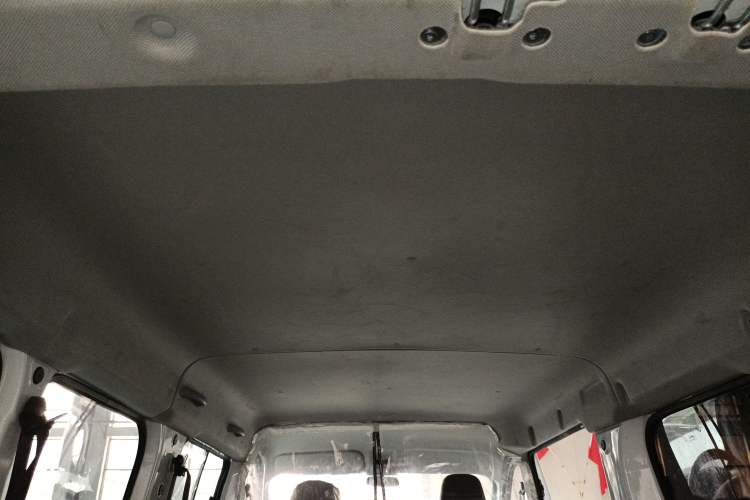 Used Wuling Yangguang 2024 300KM Comfort Version Passenger Van 75kW
