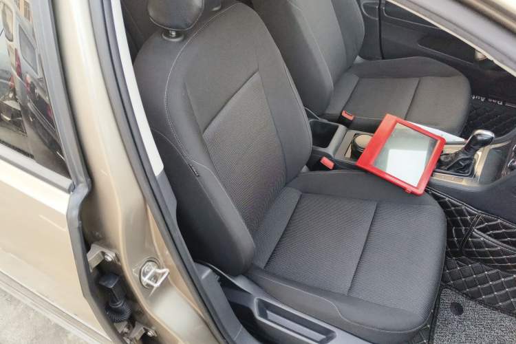 Used Volkswagen Golf 2016 1.6L Automatic Fashion Model
