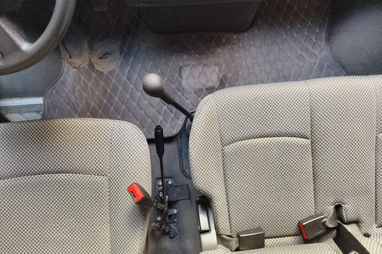 Used Iveco Daily 2021 2.5T A35 M1 Passenger Van 5-9 Seater Short Wheelbase Mid-Roof Design Dual Tires Side Sliding Door
