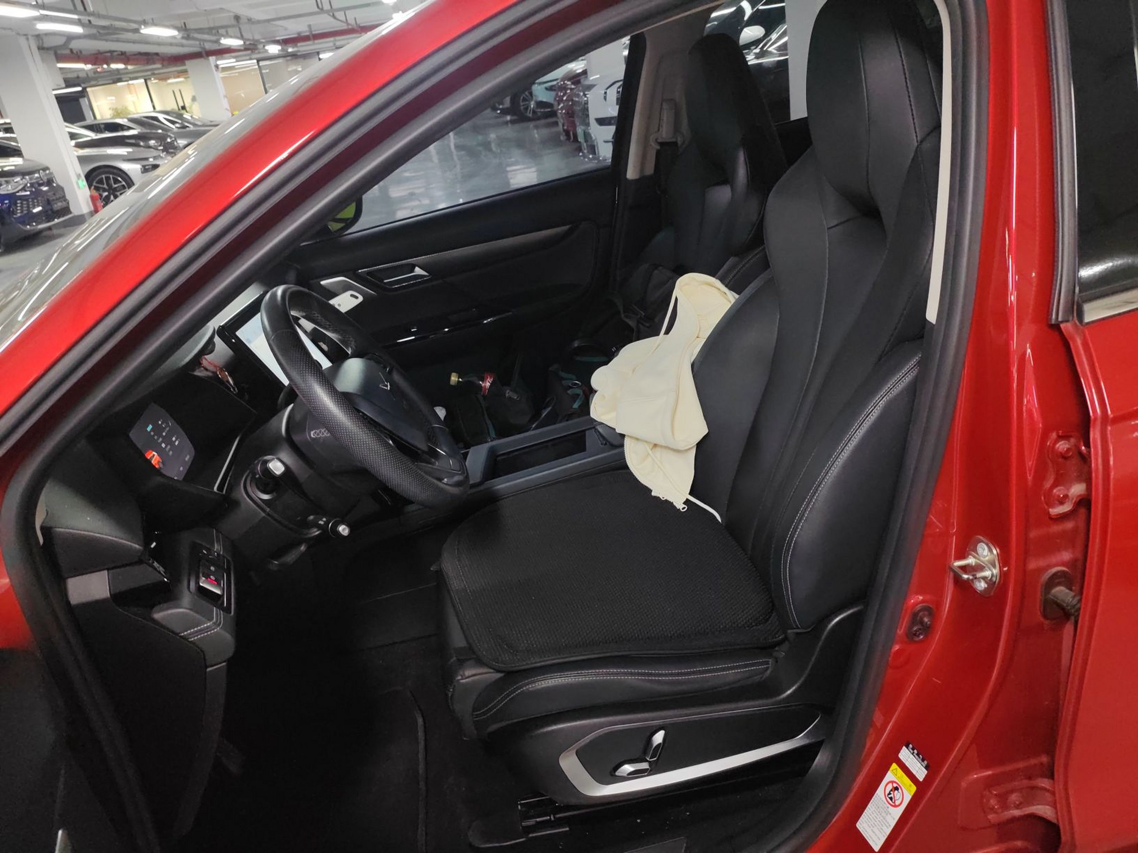 Переднее сиденье в автомобиле