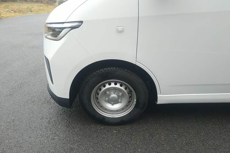 Used Wuling Yangguang 2024 300KM Comfort Version Passenger Van 75kW
