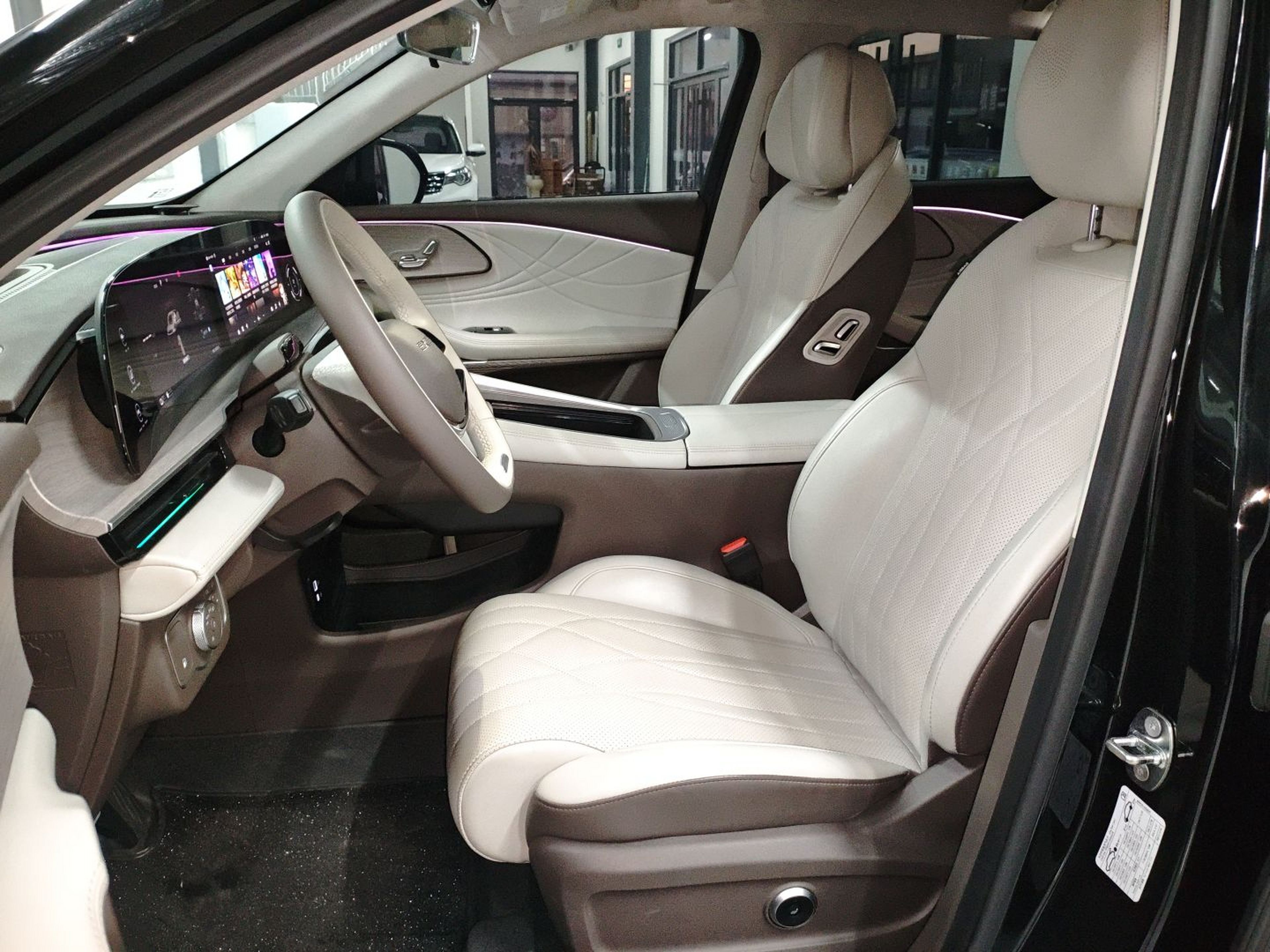 المقاعد الأمامية داخل السيارة