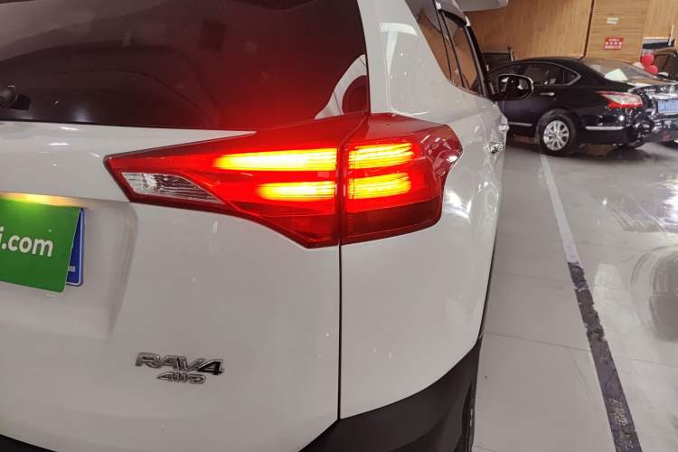 Used Toyota RAV4 2015 2.0L CVT Four-Wheel Drive New Edition
