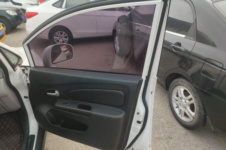 Used Venucia R50 2015 1.6L Automatic Fashion Edition
