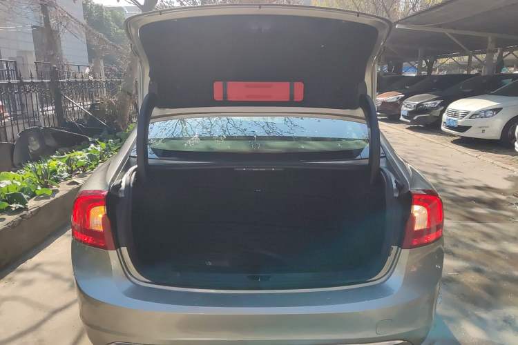 Used Volvo S60 2015 S60L 2.0T Zhiyuan Edition
