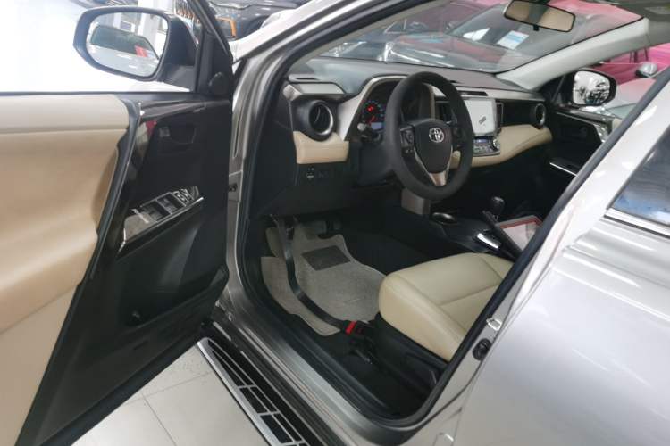 Used Toyota RAV4 2015 2.0L CVT Two-Wheel Drive Fashion Edition