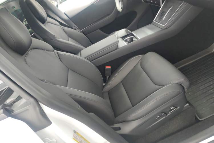 Used Tesla Model Y L 2025 Long-Range All-Wheel-Drive Version
