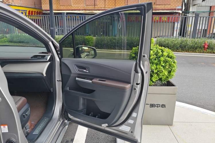 Used Toyota Granvia 2023 2.5L Hybrid Flagship VIP Edition
