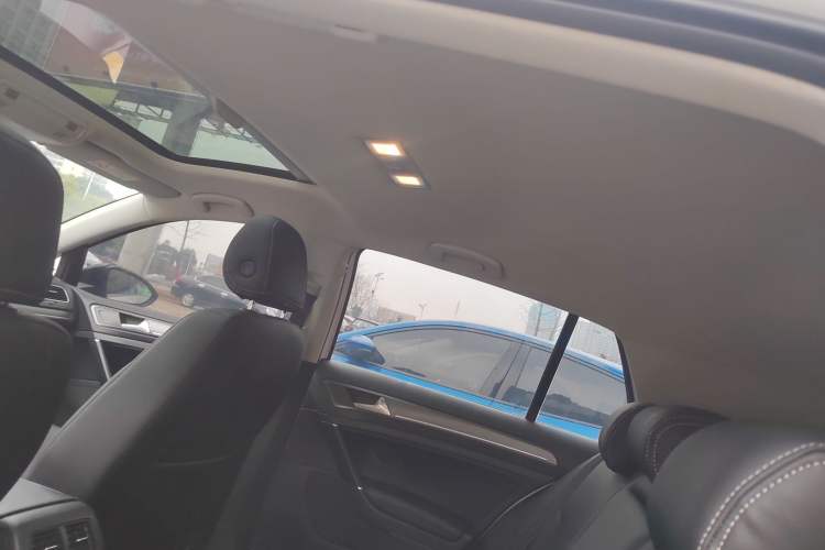 Used Volkswagen Golf 2017 1.6L Automatic Comfort Million-Vehicle Anniversary Edition
