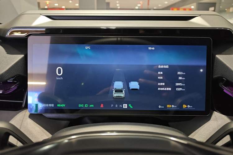 Used Lynk & Co 08 EM-P 2025 220 km All-Wheel-Drive Performance Halo
