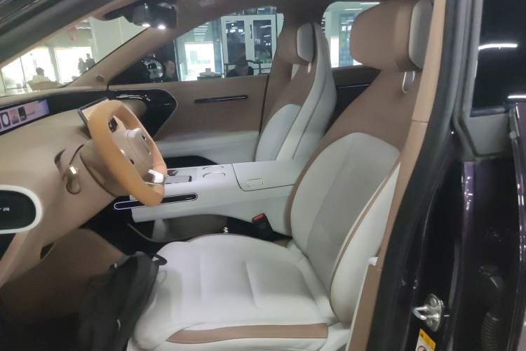 Used  07 2024 Max Extended-Range Edition