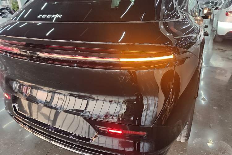 Used Zeekr 7X 2025 100 kWh Long-Range Rear-Wheel Drive with Intelligent Driving Features