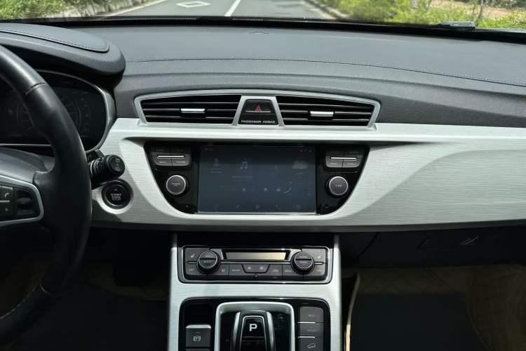 Used Geely Auto Emgrand X7 Sport 2020 1.8TD DCT Two-Wheel Drive Smart Connect 4G-Enabled Version
