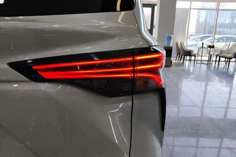 Used Toyota Sienna 2023 2.5L Hybrid Deluxe Edition