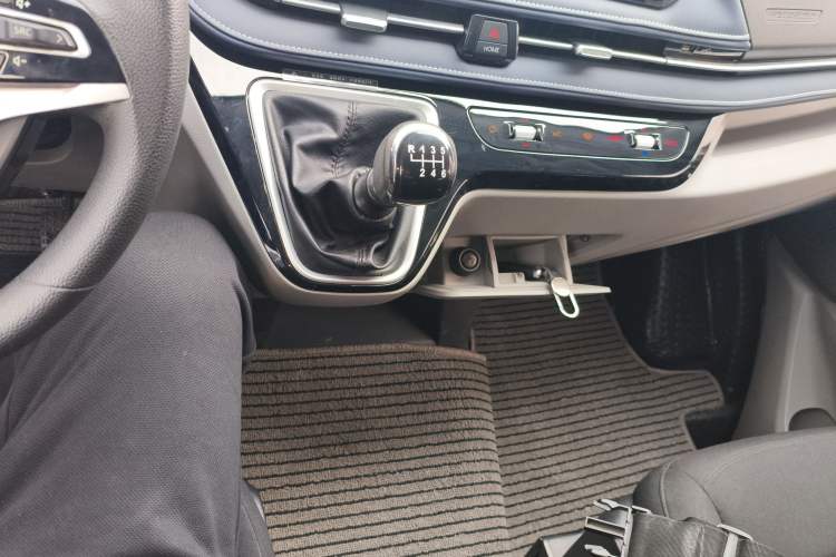 Used SAIC MAXUS Xintu V70 2023 2.0T Elite Edition Manual Transmission Short Wheelbase Low Roof 5/6 Seats (125 hp)
