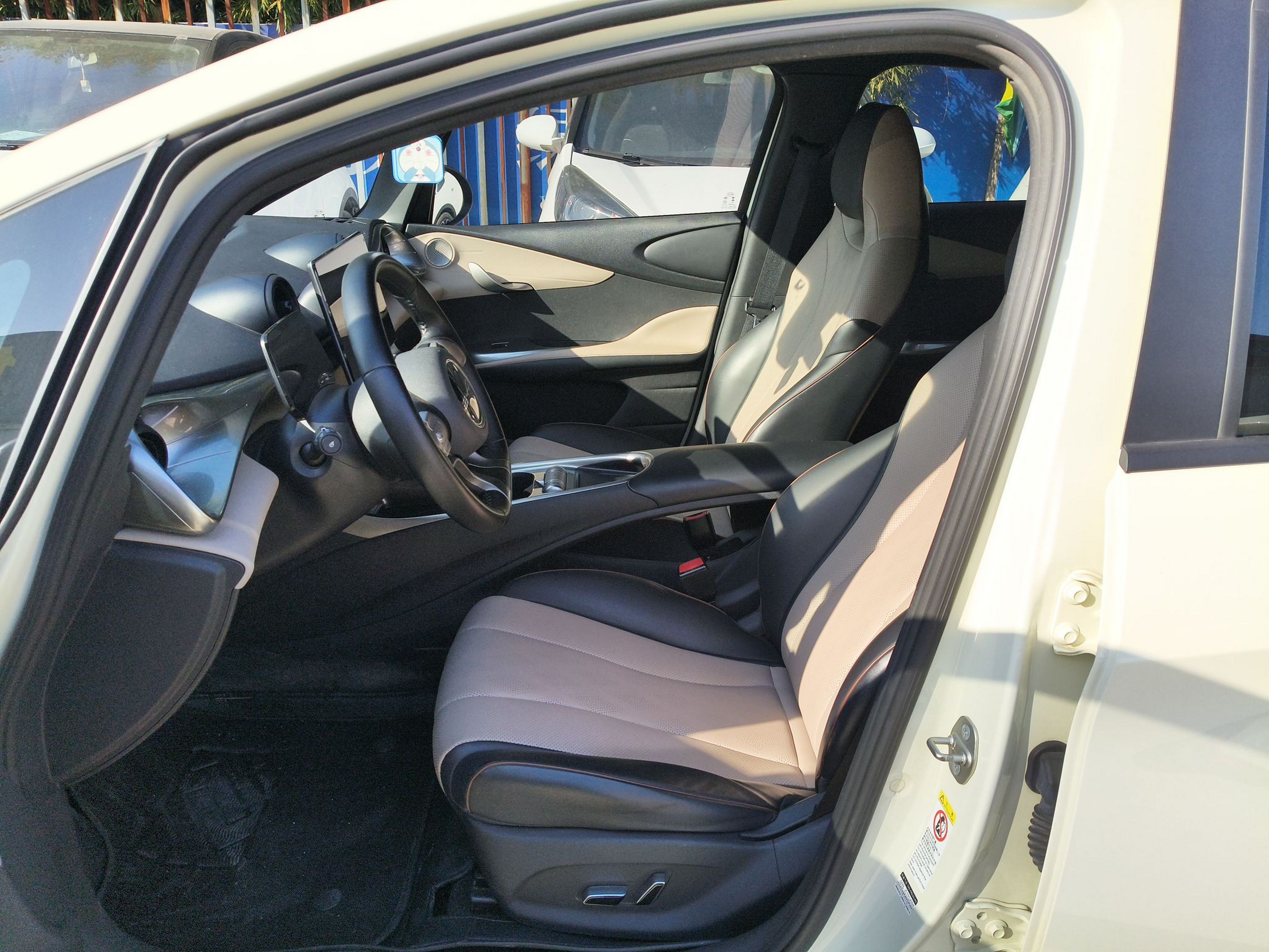 Переднее сиденье в автомобиле