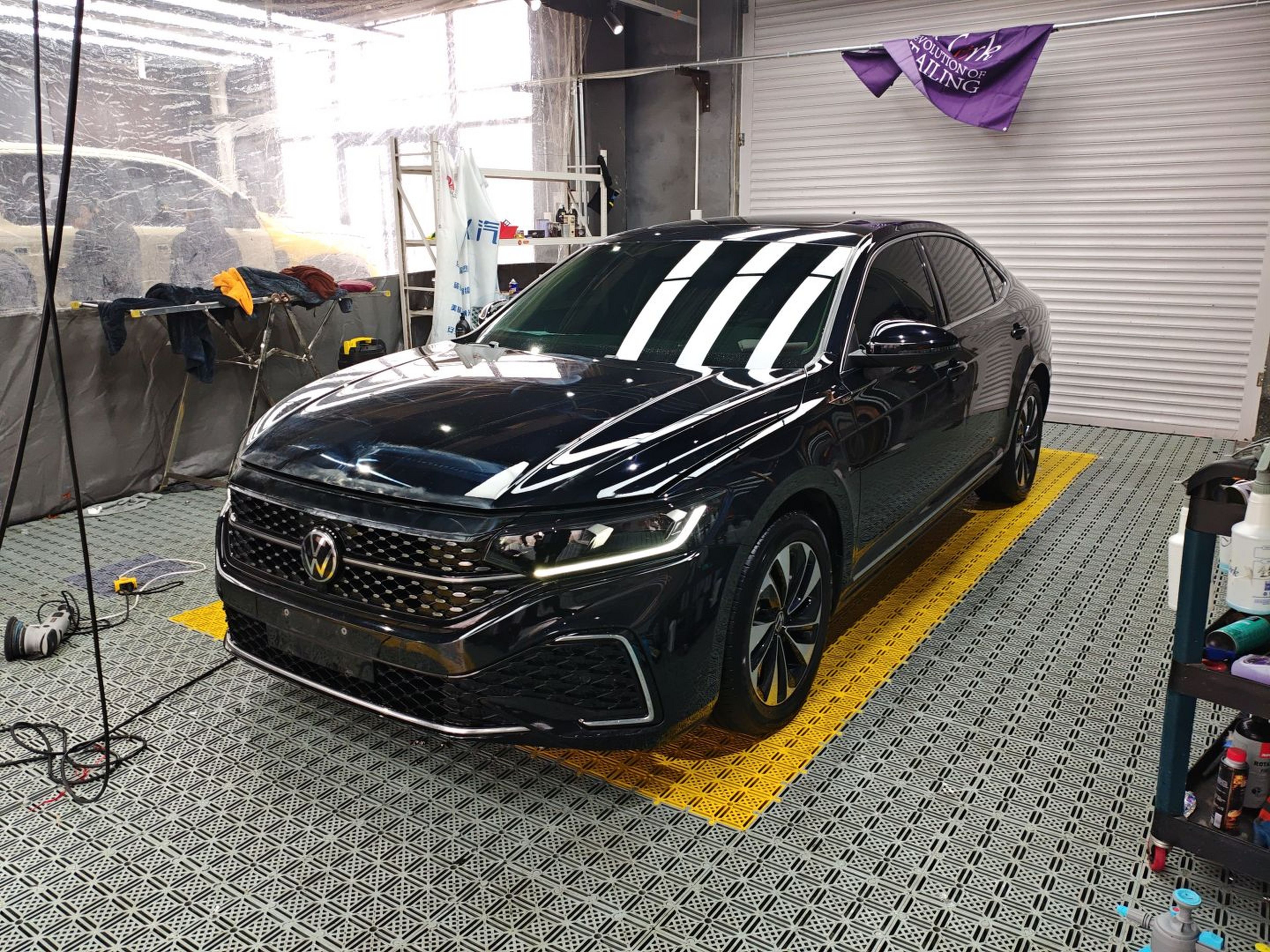 تحت مقدمة السيارة