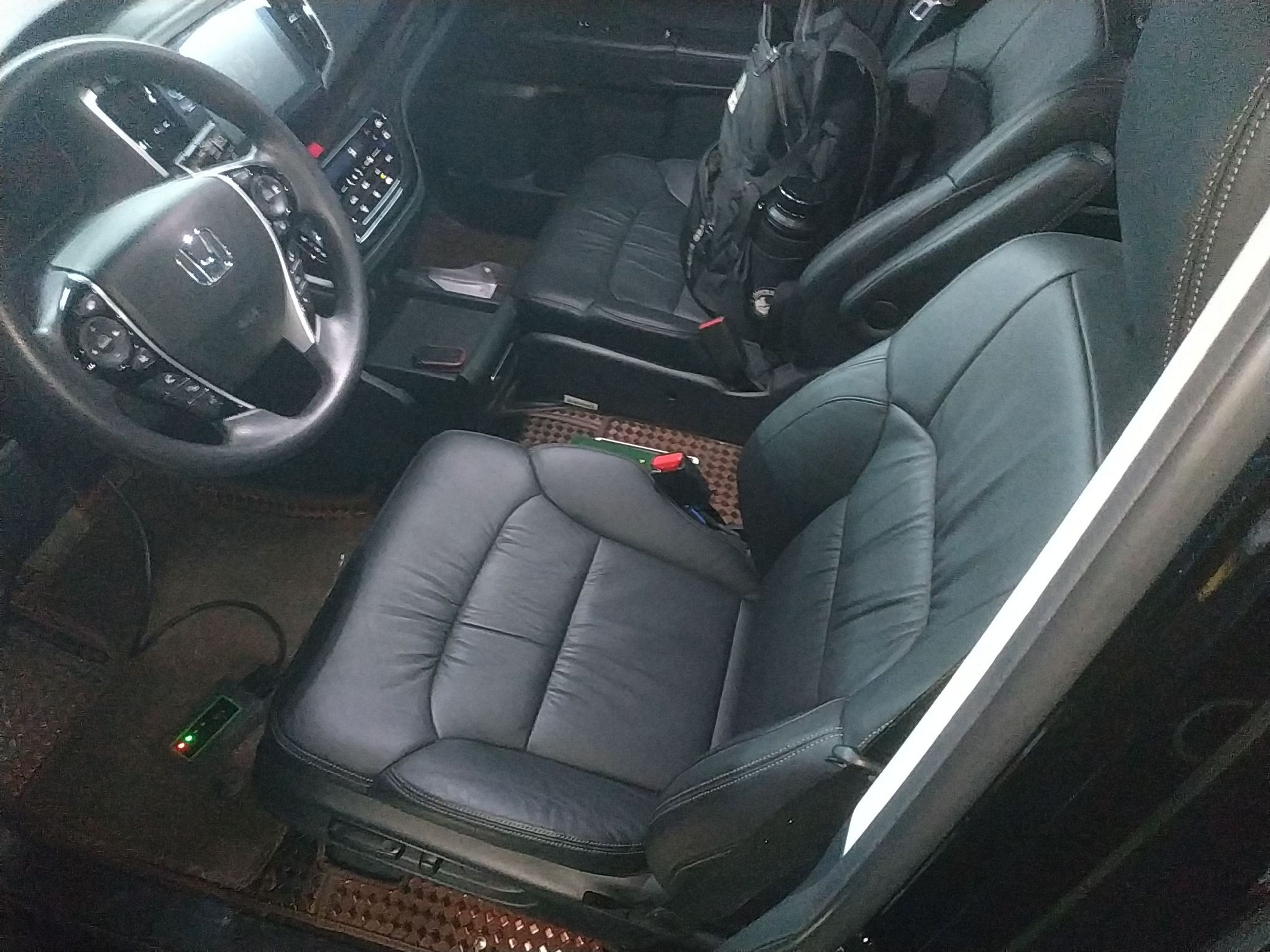 Переднее сиденье в автомобиле