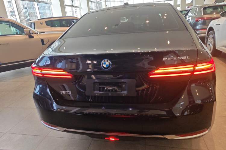 Used BMW i5 2024 eDrive 35L Luxury Package
