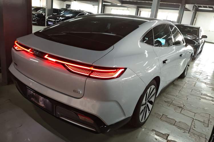 Used  E8 2024 550 km Range Rear-Drive MAX
