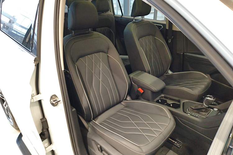 Used Volkswagen Tiguan L 2024 Outstanding Model 330TSI Automatic Two-Wheel Drive R-Line Dragon Glory Edition
