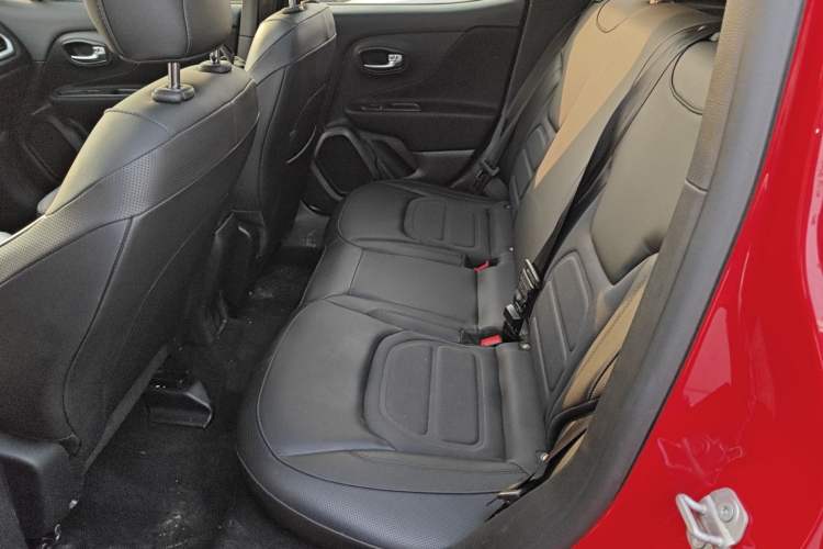 Used  Renegade 2019 220T Automatic Leading Edition
